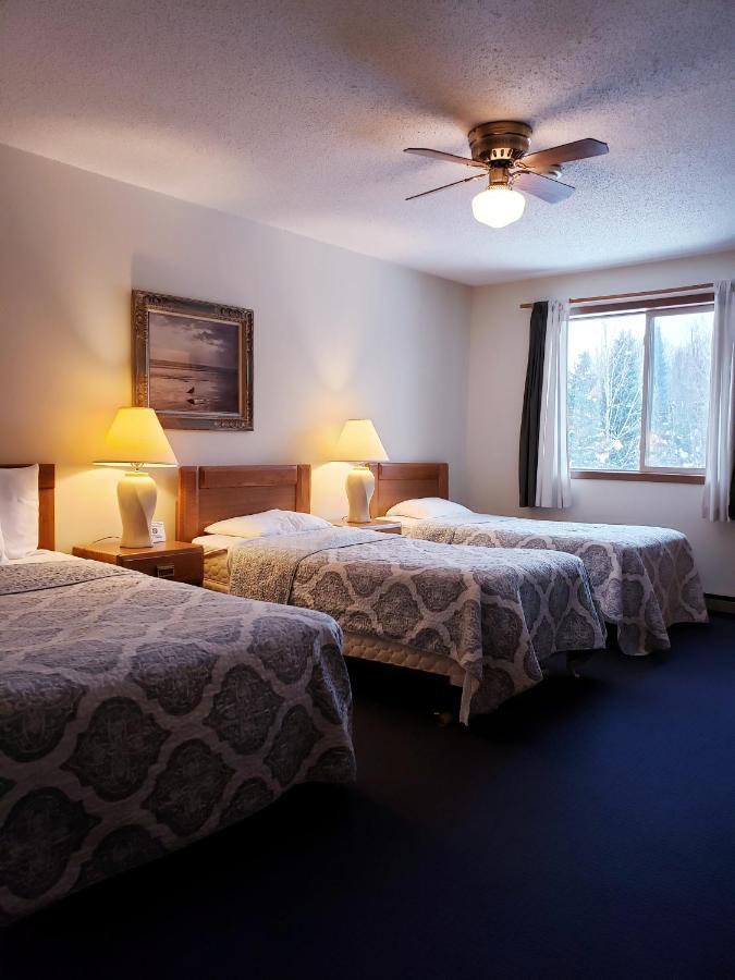 North Ironwood Acres - Black River Lodge エクステリア 写真